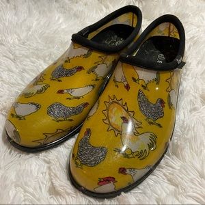 Yellow chicken sloggers clogs gardening cute barely used
